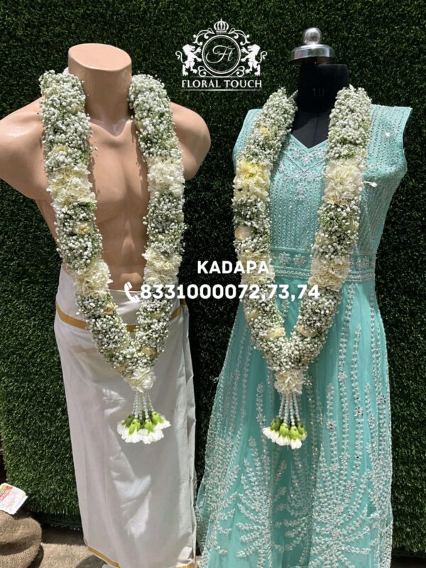 Elegant White Floral Wedding Garland with Baby’s Breath